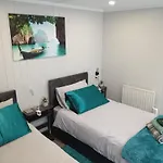 Independent 2-Bedrooms Garden Guesthouse, Sleep 4, Only 1 Booking At Time, Free Parking, Wi-Fi, Private Entrance, Heating & Air-Conditioning