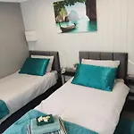 Independent 2-Bedrooms Garden Guesthouse, Sleep 4, Only 1 Booking At Time, Free Parking, Wi-Fi, Private Entrance, Heating & Air-Conditioning