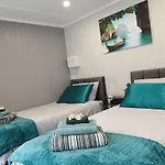 Independent 2-Bedrooms Garden Guesthouse, Sleep 4, Only 1 Booking At Time, Free Parking, Wi-Fi, Private Entrance, Heating & Air-Conditioning
