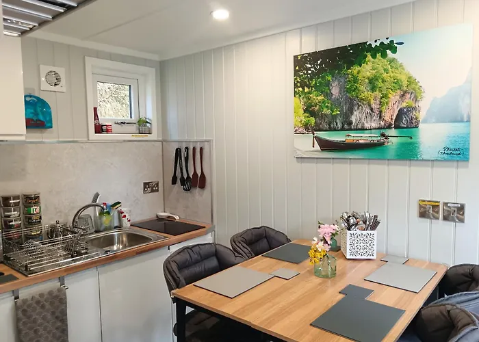 Independent 2-Bedrooms Garden Guesthouse, Sleep 4, Only 1 Booking At Time, Free Parking, Wi-Fi, Private Entrance, Heating & Air-Conditioning