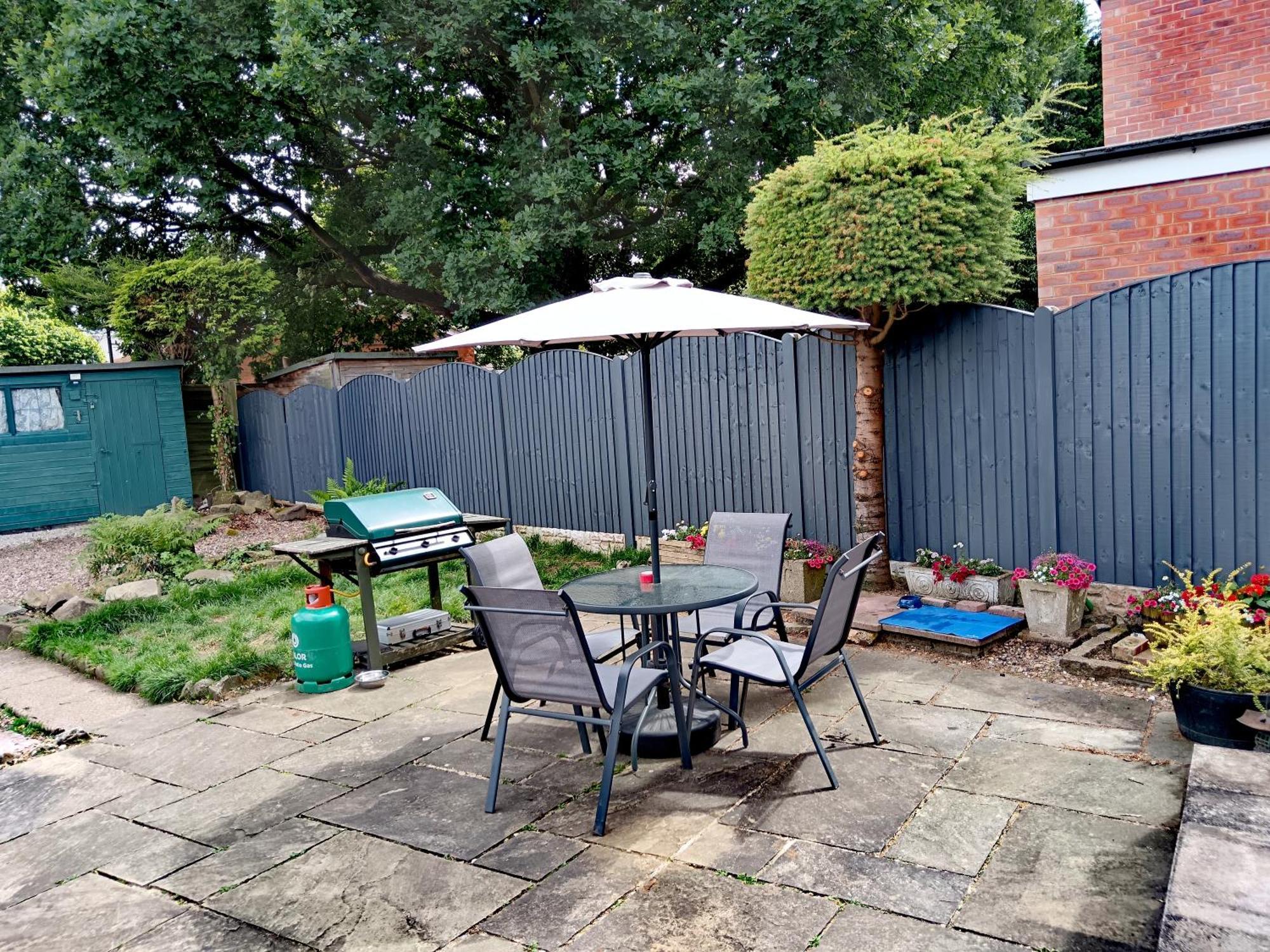 Guest house Independent 2-Bedrooms Garden Guesthouse, Sleep 4, Only 1 Booking At Time, Free Parking, Wi-Fi, Private Entrance, Heating & Air-Conditioning Derby