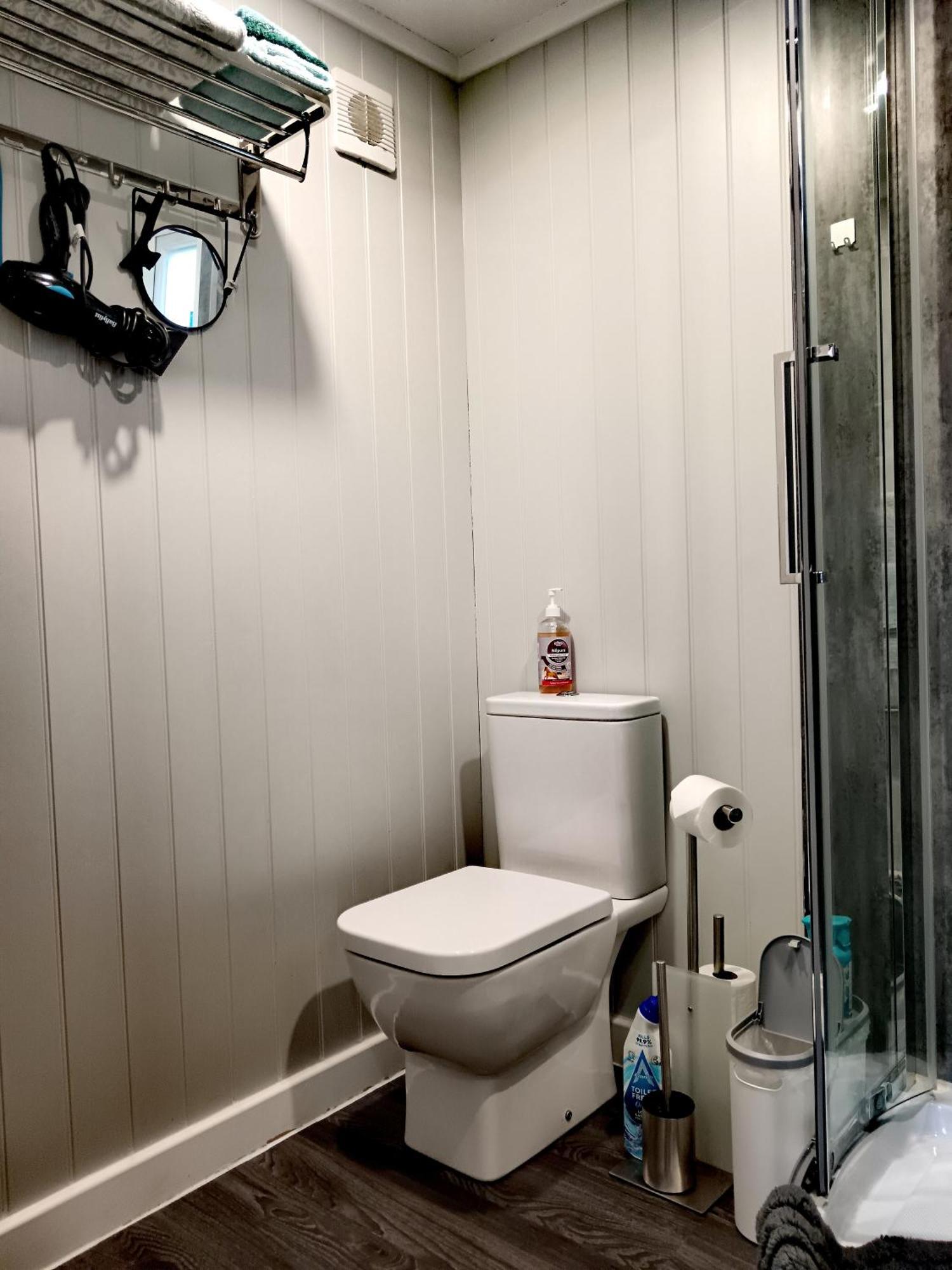 Guest house Independent 2-Bedrooms Garden Guesthouse, Sleep 4, Only 1 Booking At Time, Free Parking, Wi-Fi, Private Entrance, Heating & Air-Conditioning