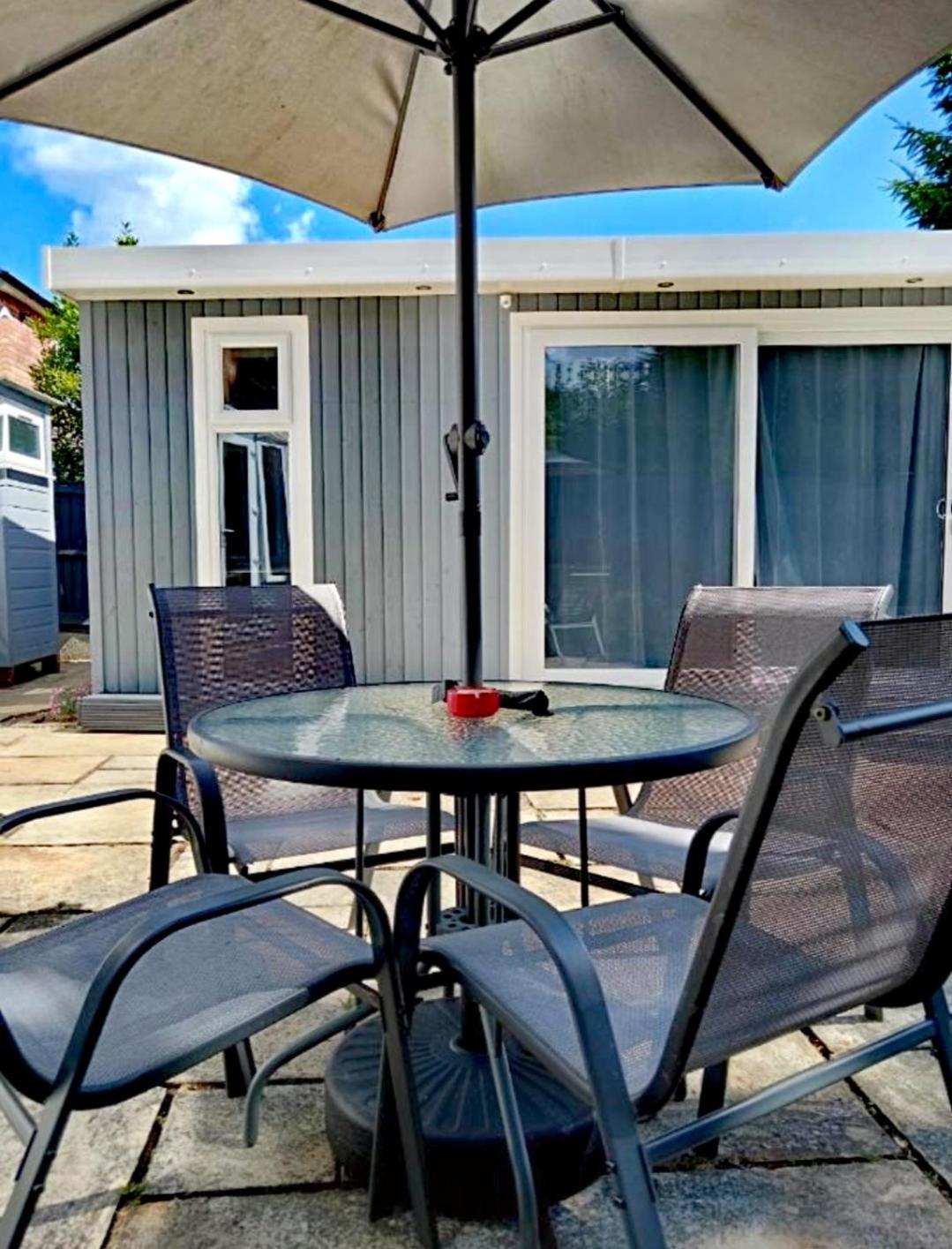 Guest house Independent 2-Bedrooms Garden Guesthouse, Sleep 4, Only 1 Booking At Time, Free Parking, Wi-Fi, Private Entrance, Heating & Air-Conditioning