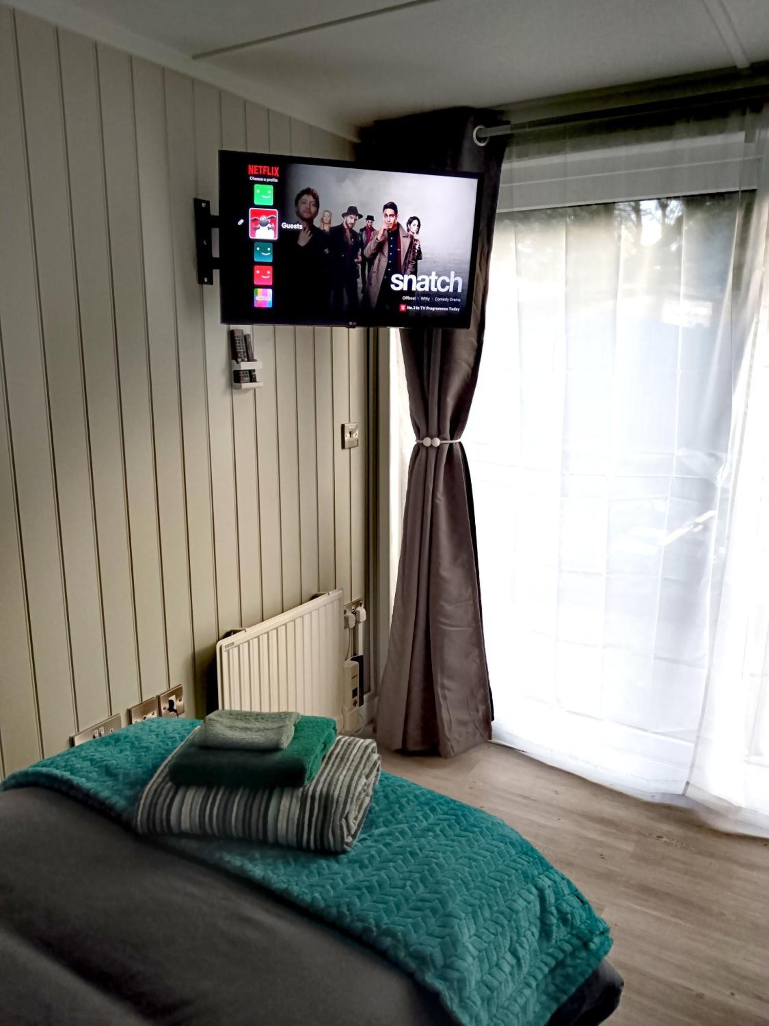 Independent 2-Bedrooms Garden Guesthouse, Sleep 4, Only 1 Booking At Time, Free Parking, Wi-Fi, Private Entrance, Heating & Air-Conditioning