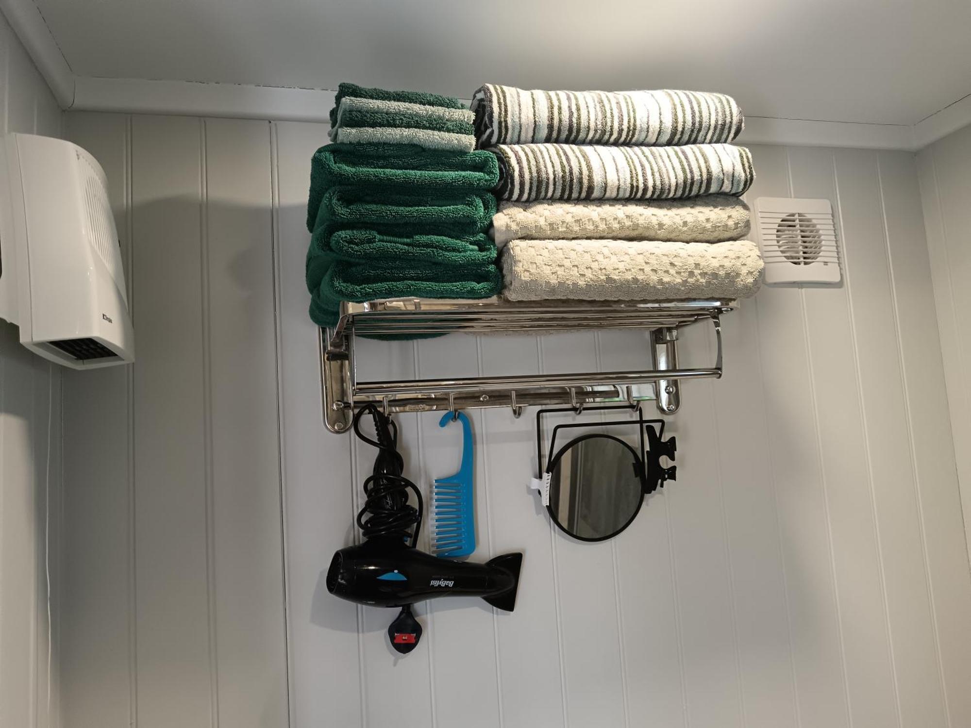 Independent 2-Bedrooms Garden Guesthouse, Sleep 4, Only 1 Booking At Time, Free Parking, Wi-Fi, Private Entrance, Heating & Air-Conditioning Derby