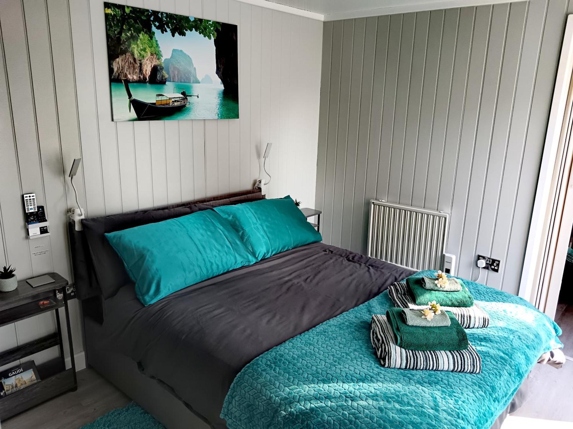 Independent 2-Bedrooms Garden Guesthouse, Sleep 4, Only 1 Booking At Time, Free Parking, Wi-Fi, Private Entrance, Heating & Air-Conditioning