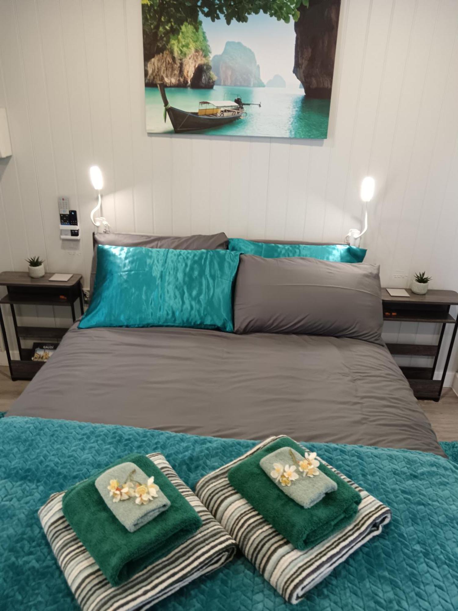Independent 2-Bedrooms Garden Guesthouse, Sleep 4, Only 1 Booking At Time, Free Parking, Wi-Fi, Private Entrance, Heating & Air-Conditioning *