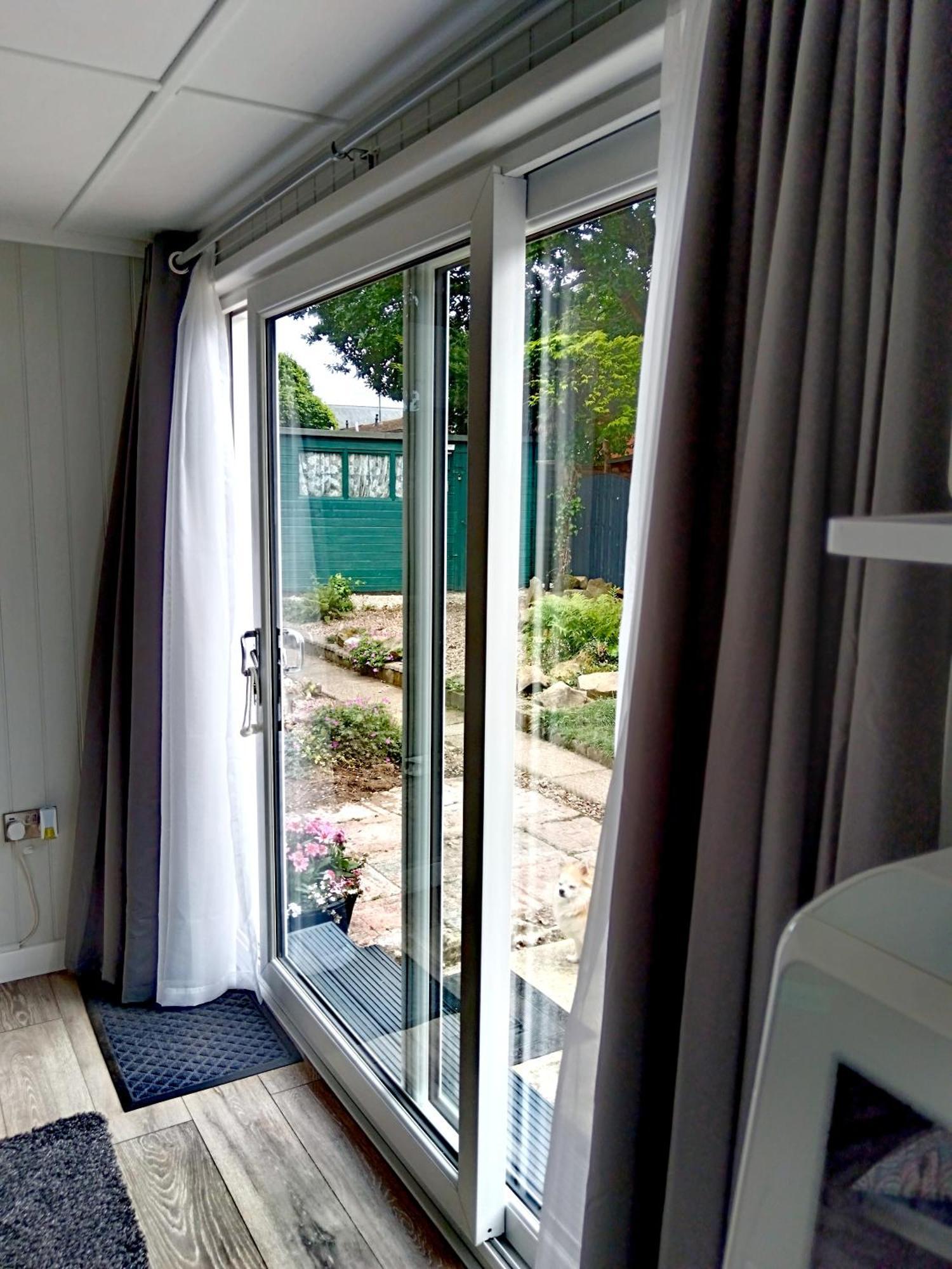 Independent 2-Bedrooms Garden Guesthouse, Sleep 4, Only 1 Booking At Time, Free Parking, Wi-Fi, Private Entrance, Heating & Air-Conditioning Guest house