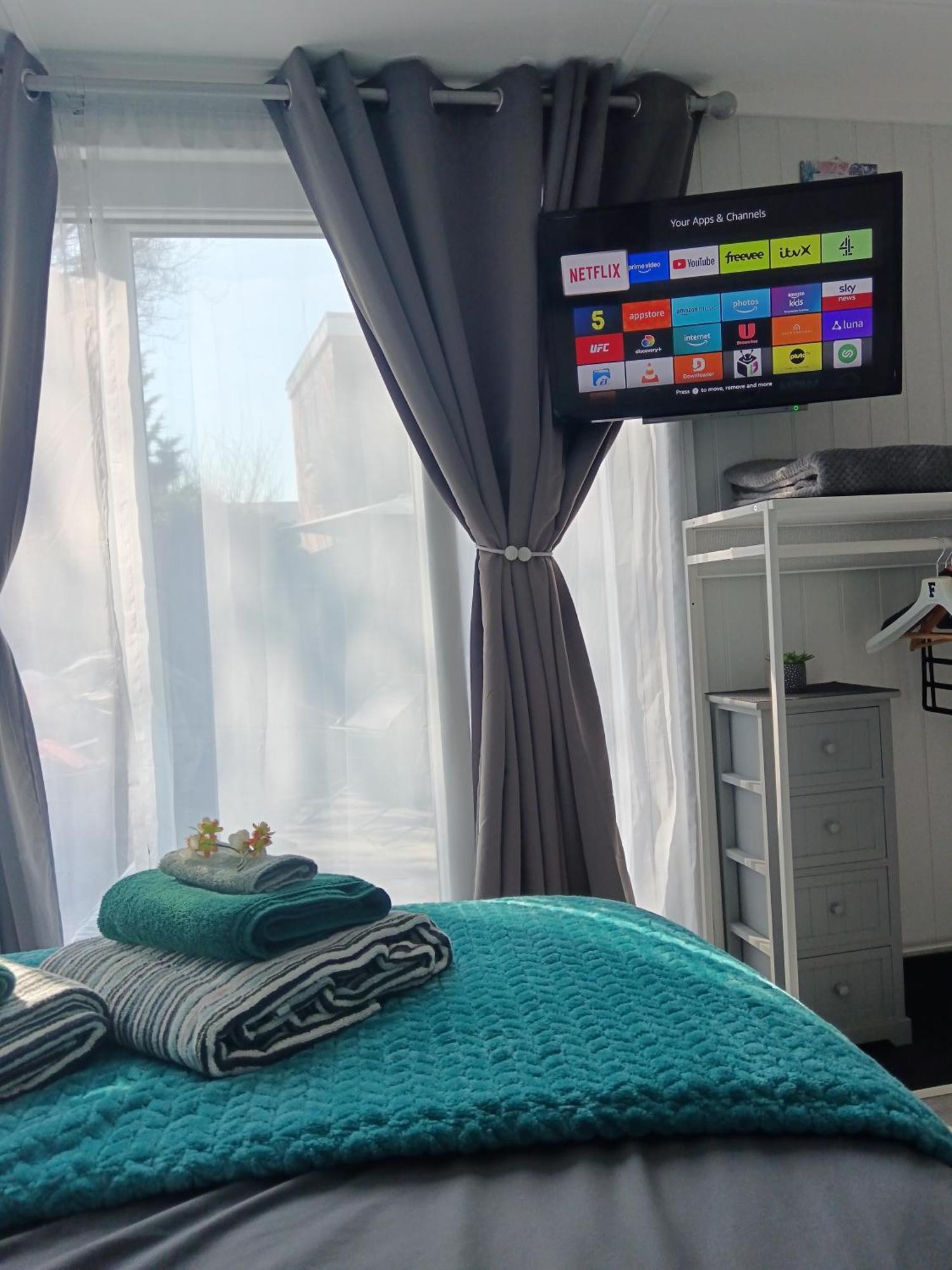 Independent 2-Bedrooms Garden Guesthouse, Sleep 4, Only 1 Booking At Time, Free Parking, Wi-Fi, Private Entrance, Heating & Air-Conditioning *
