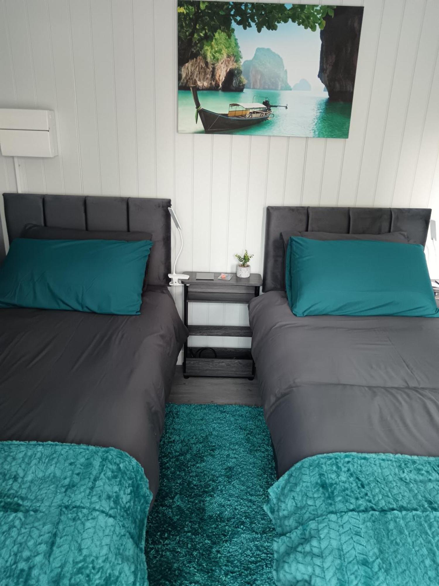 Independent 2-Bedrooms Garden Guesthouse, Sleep 4, Only 1 Booking At Time, Free Parking, Wi-Fi, Private Entrance, Heating & Air-Conditioning Guest house