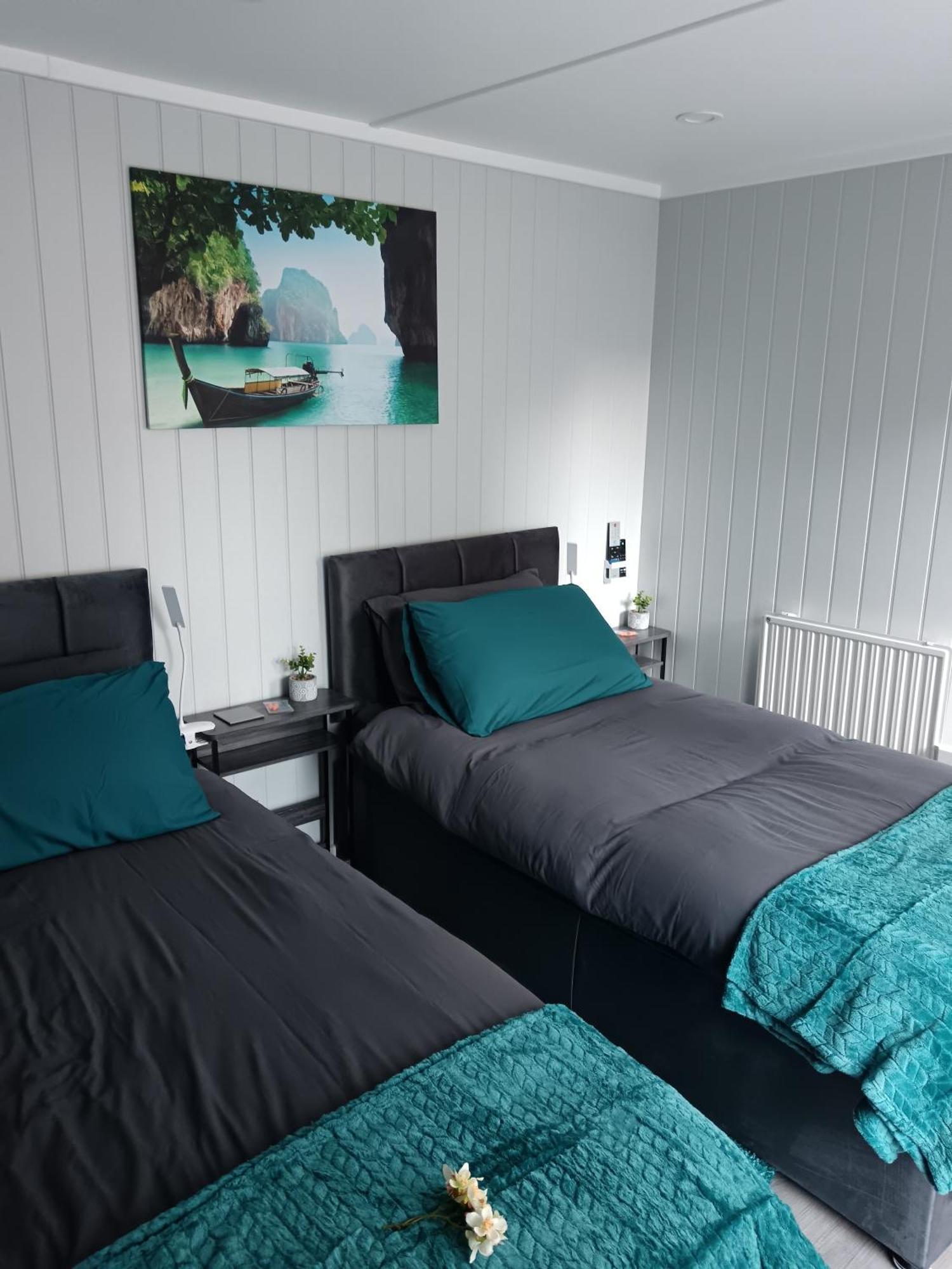 Guest house Independent 2-Bedrooms Garden Guesthouse, Sleep 4, Only 1 Booking At Time, Free Parking, Wi-Fi, Private Entrance, Heating & Air-Conditioning