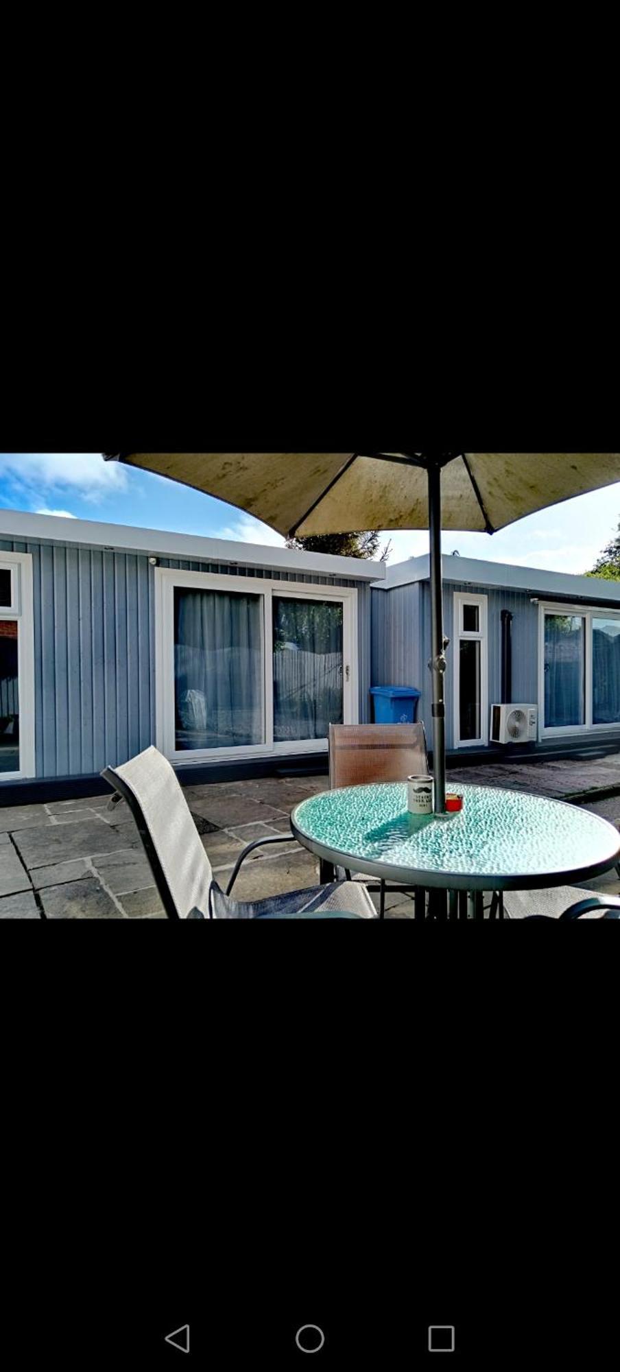 Independent 2-Bedrooms Garden Guesthouse, Sleep 4, Only 1 Booking At Time, Free Parking, Wi-Fi, Private Entrance, Heating & Air-Conditioning Guest house *