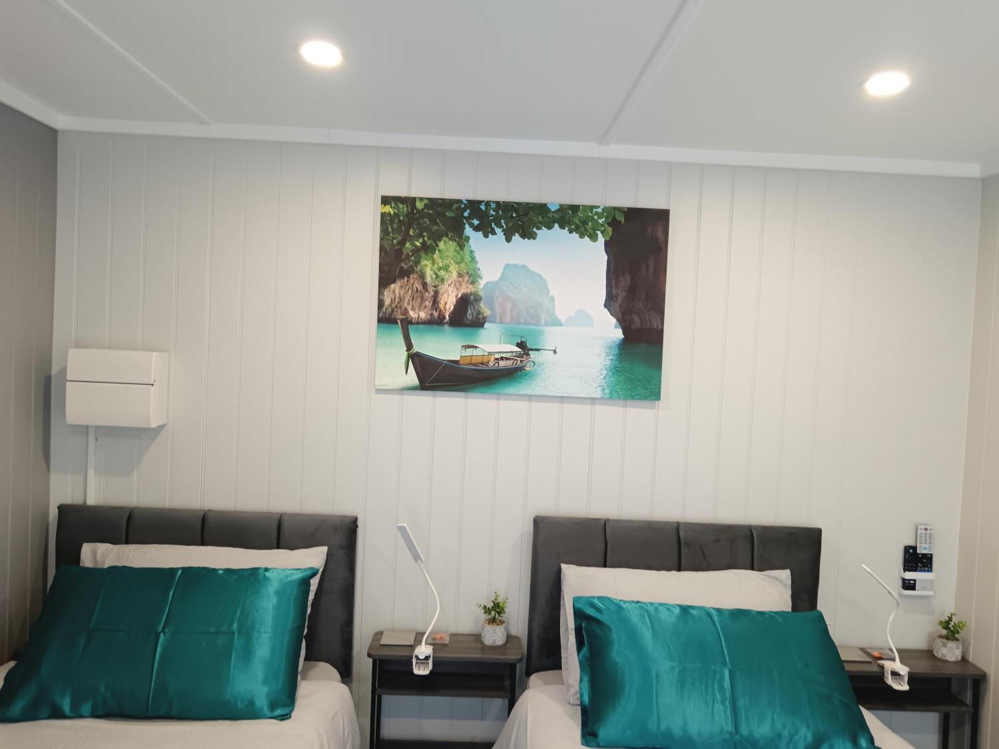 Independent 2-Bedrooms Garden Guesthouse, Sleep 4, Only 1 Booking At Time, Free Parking, Wi-Fi, Private Entrance, Heating & Air-Conditioning Guest house Derby