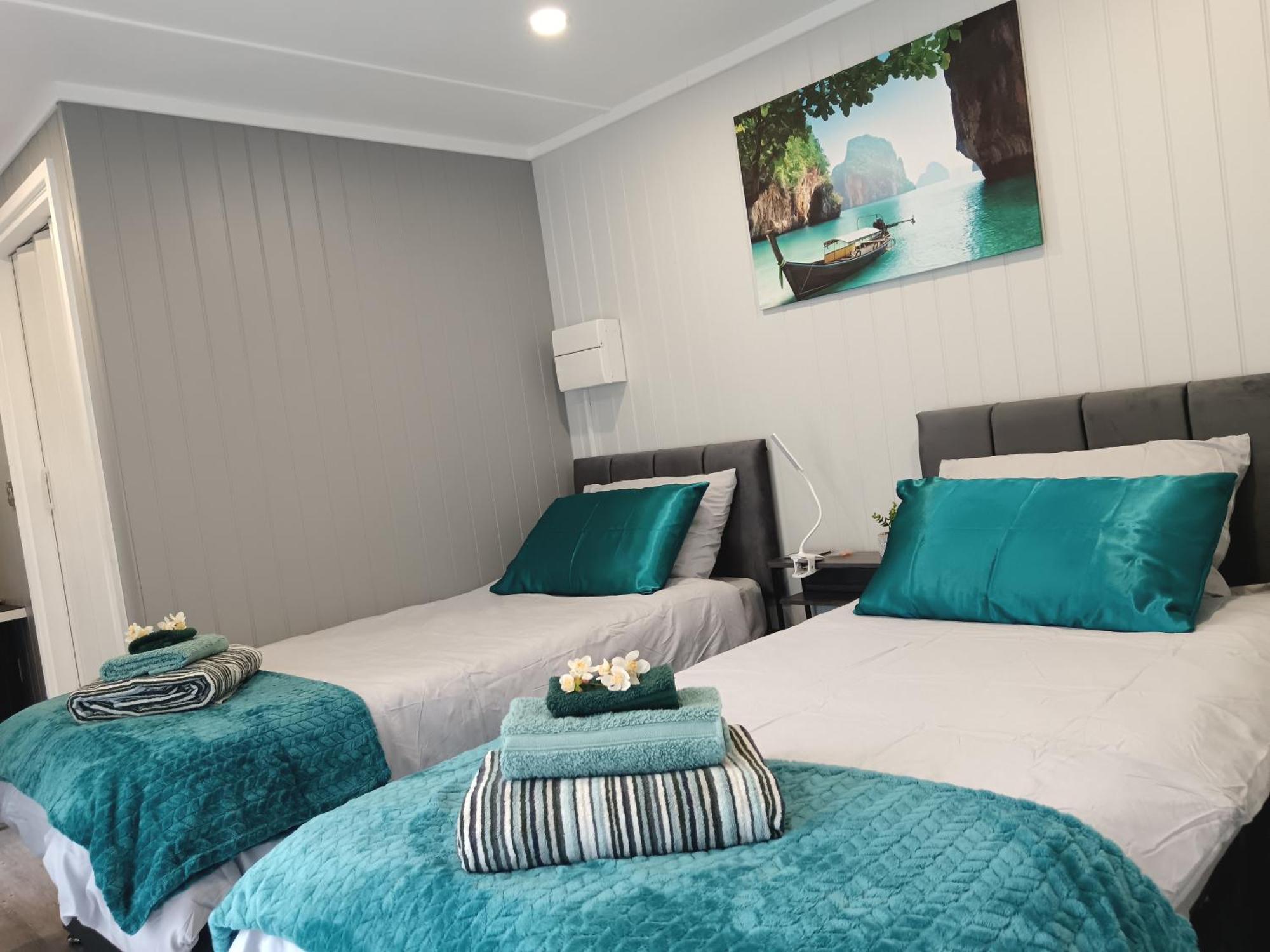 Independent 2-Bedrooms Garden Guesthouse, Sleep 4, Only 1 Booking At Time, Free Parking, Wi-Fi, Private Entrance, Heating & Air-Conditioning * Derby