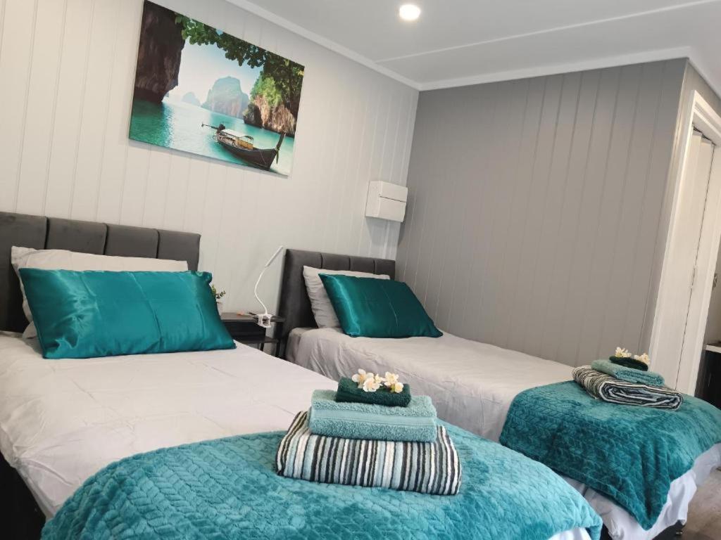 Independent 2-Bedrooms Garden Guesthouse, Sleep 4, Only 1 Booking At Time, Free Parking, Wi-Fi, Private Entrance, Heating & Air-Conditioning Derby