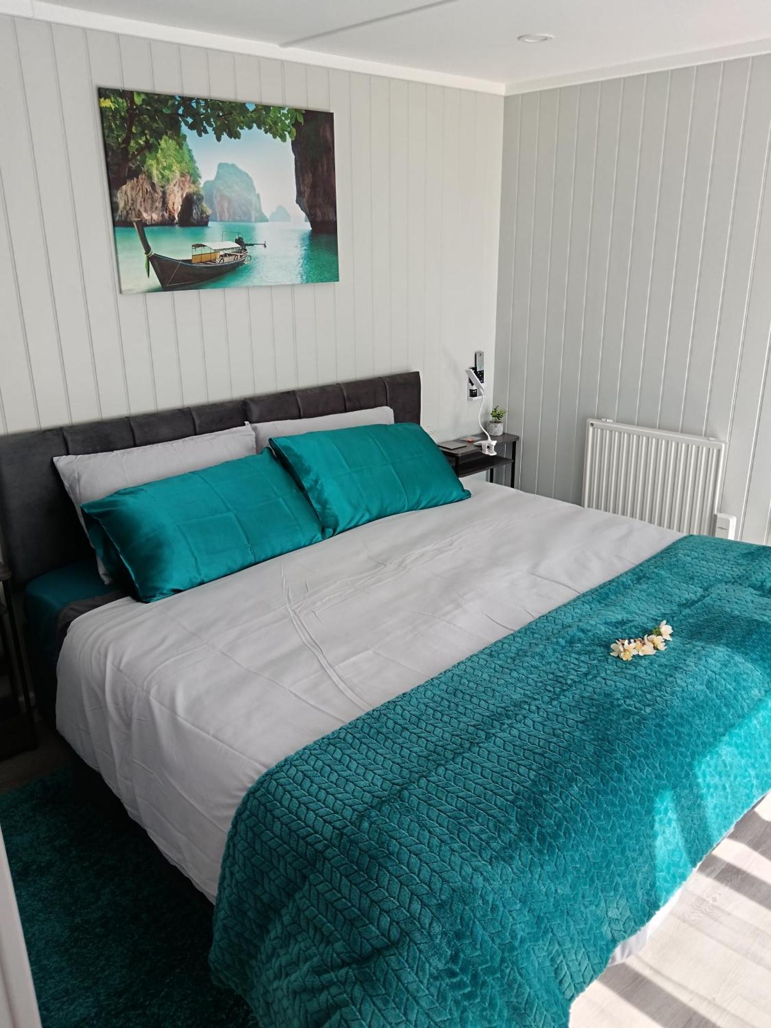 Independent 2-Bedrooms Garden Guesthouse, Sleep 4, Only 1 Booking At Time, Free Parking, Wi-Fi, Private Entrance, Heating & Air-Conditioning Guest house *