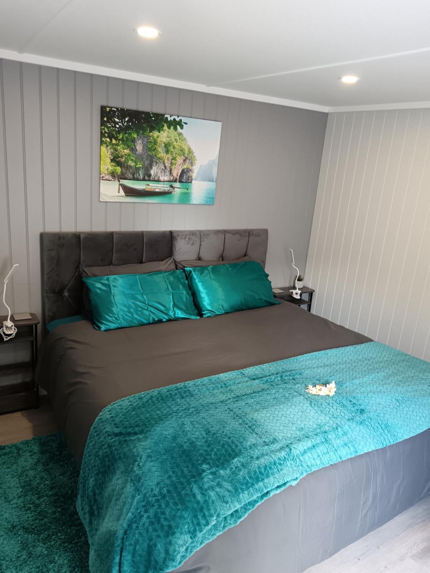 Guest house Independent 2-Bedrooms Garden Guesthouse, Sleep 4, Only 1 Booking At Time, Free Parking, Wi-Fi, Private Entrance, Heating & Air-Conditioning *