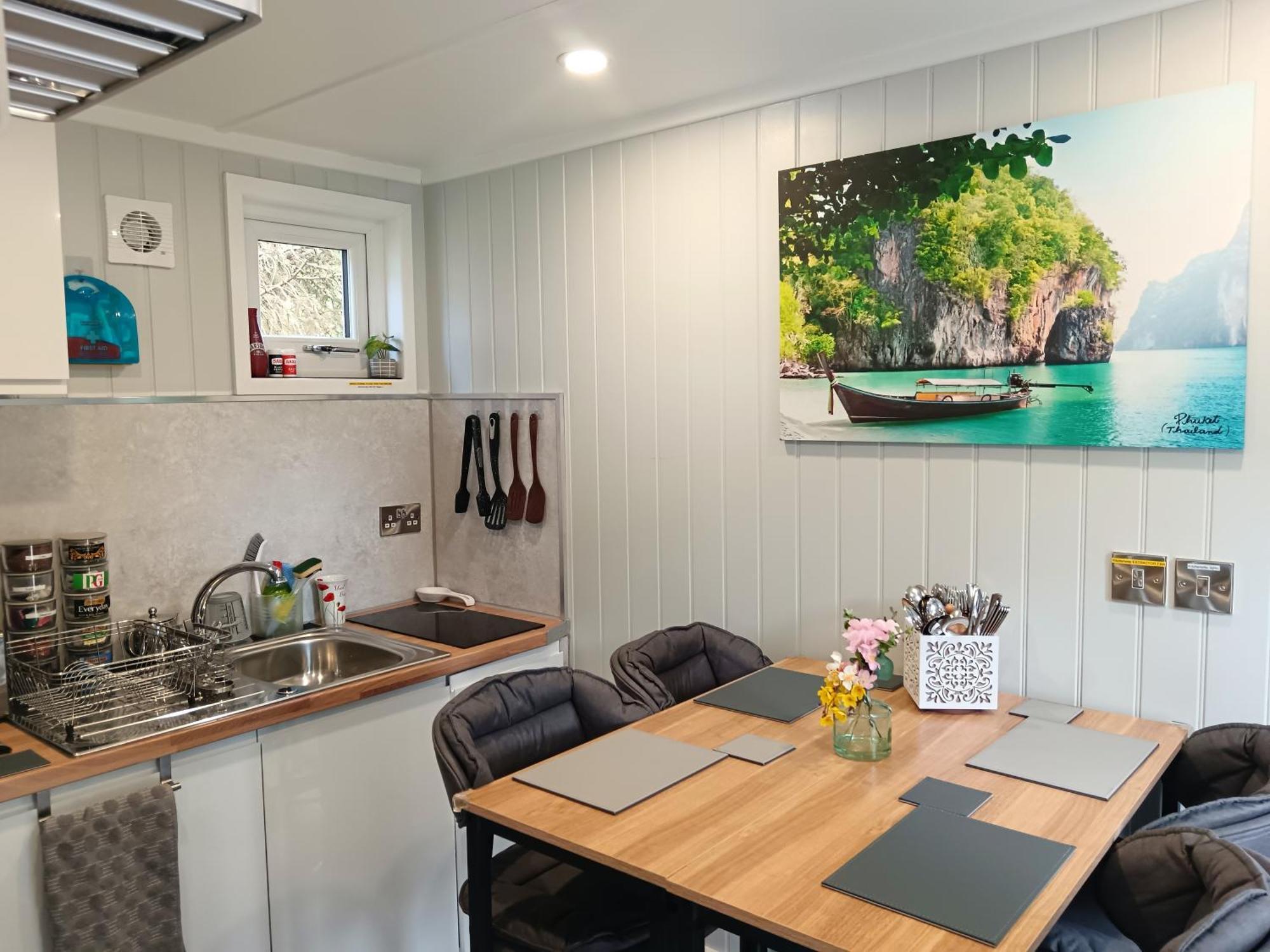 Guest house Independent 2-Bedrooms Garden Guesthouse, Sleep 4, Only 1 Booking At Time, Free Parking, Wi-Fi, Private Entrance, Heating & Air-Conditioning