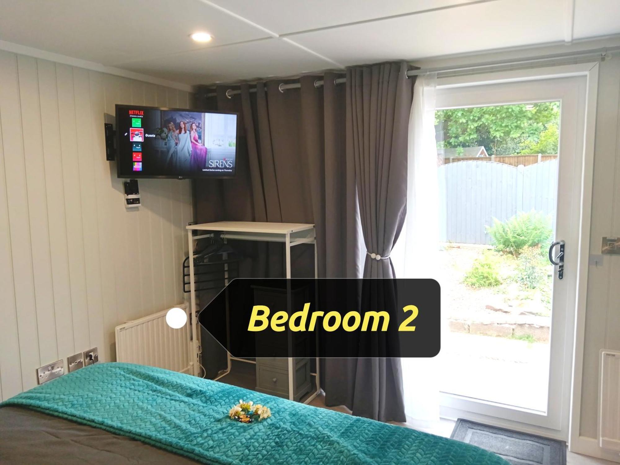 Guest house Independent 2-Bedrooms Garden Guesthouse, Sleep 4, Only 1 Booking At Time, Free Parking, Wi-Fi, Private Entrance, Heating & Air-Conditioning *